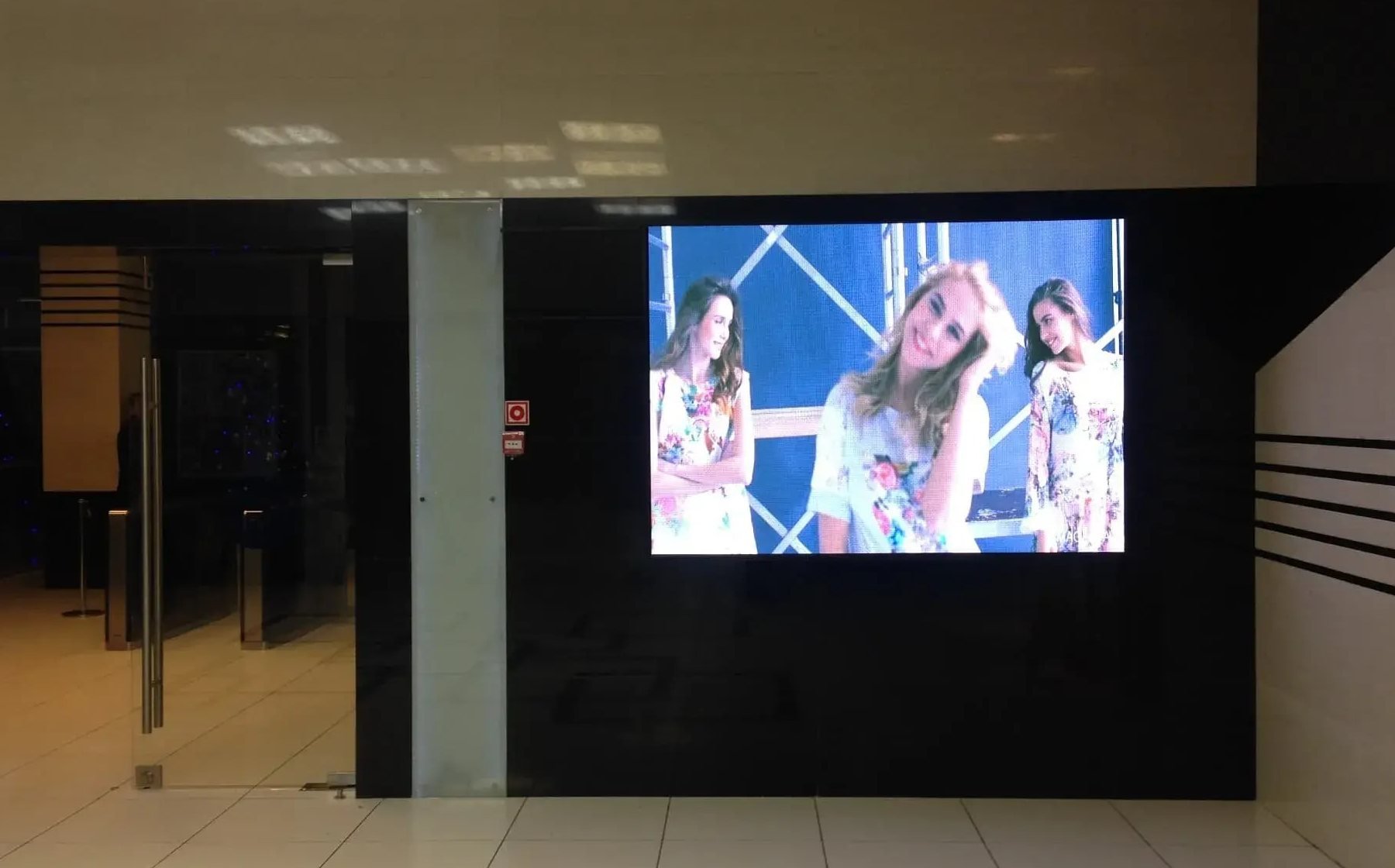 LED‑экран с малым шагом пикселя и яркостью 1200 кд в холле БЦ Челябинск‑Сити на улице Кирова 159
