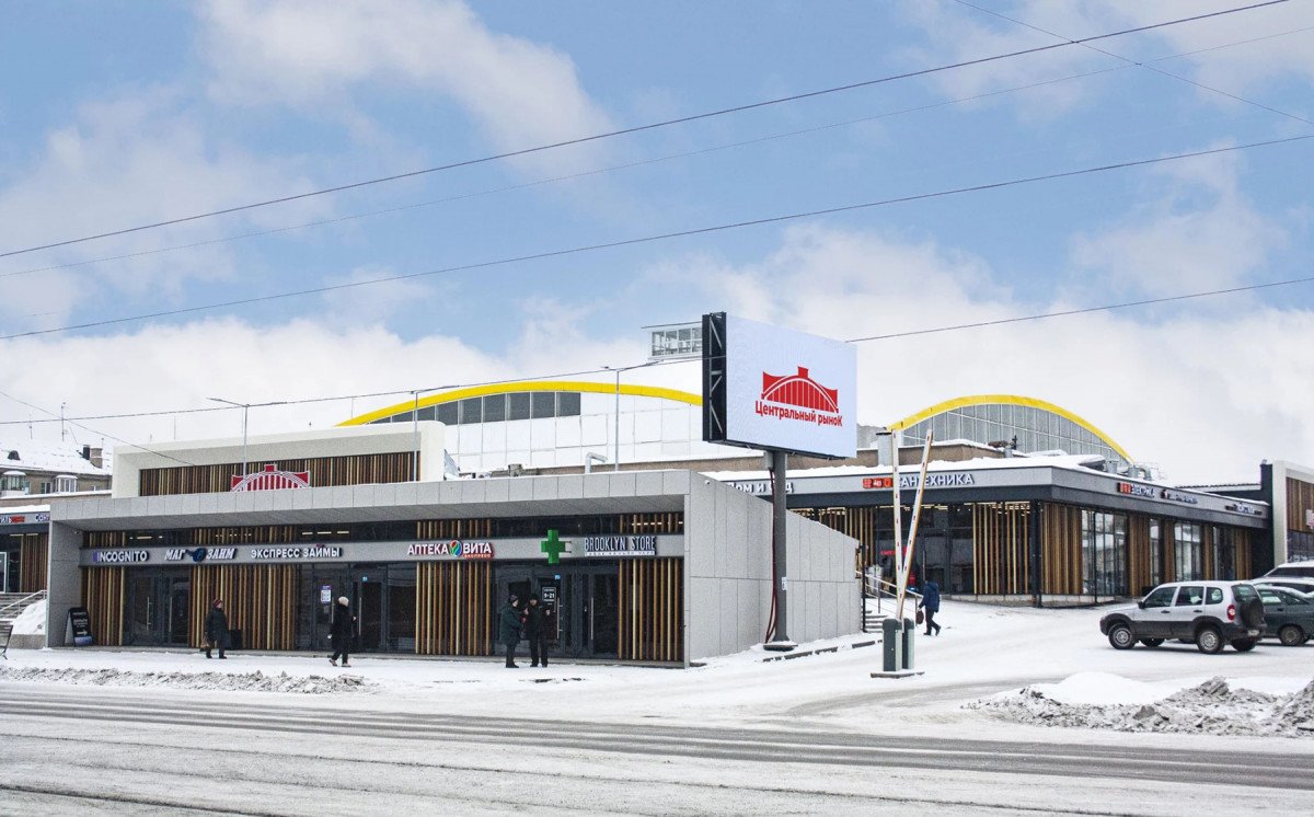 Двусторонний экран расположен на оживленном въезде (выезде) на территорию центрального рынка города Магнитогорска