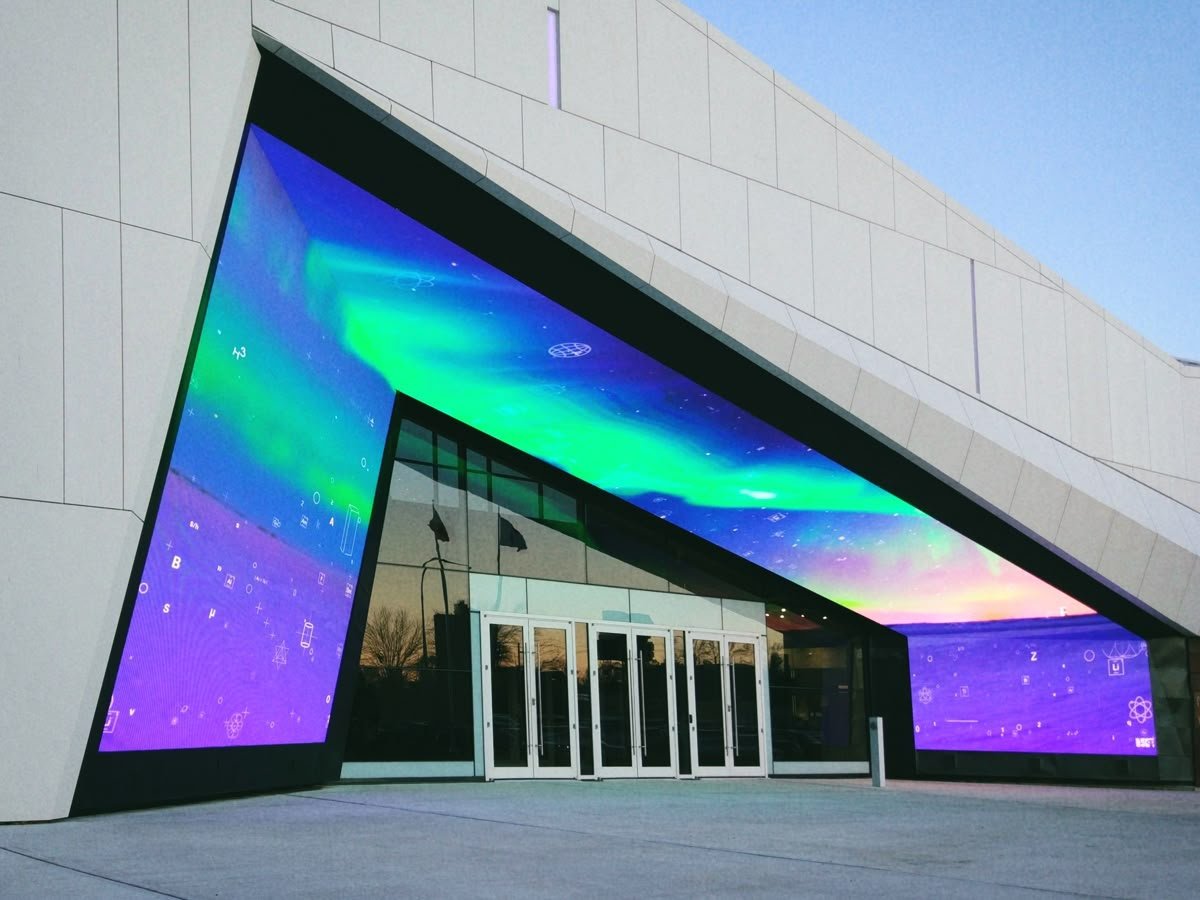 Гайд: Из чего складывается стоимость медиаэкрана?