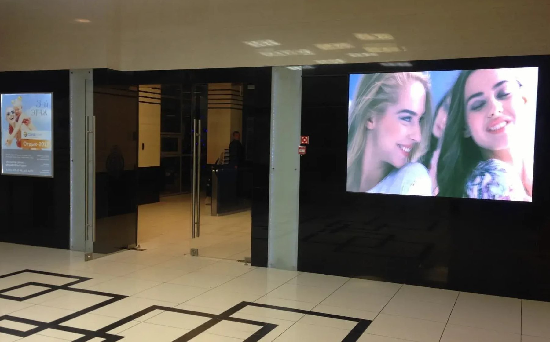 LED‑экран с малым шагом пикселя и яркостью 1200 кд в холле БЦ Челябинск‑Сити на улице Кирова 159