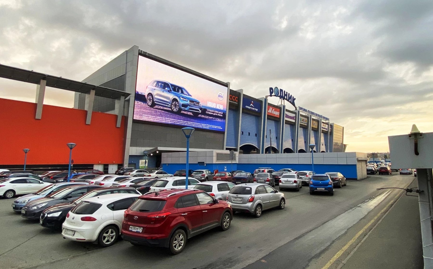 Установка медиаэкрана на ТРК Родник