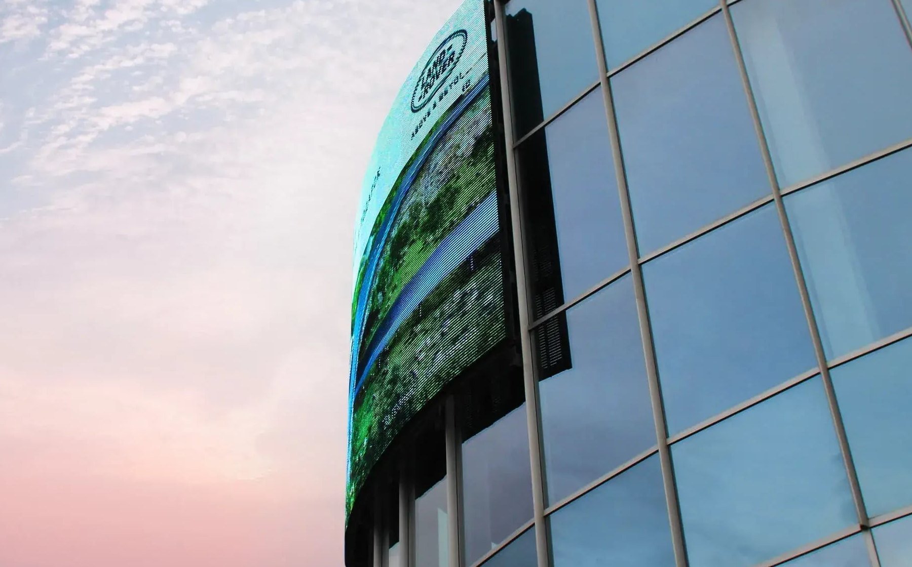 светодиодный медиафасад для компании “Планета Авто”.