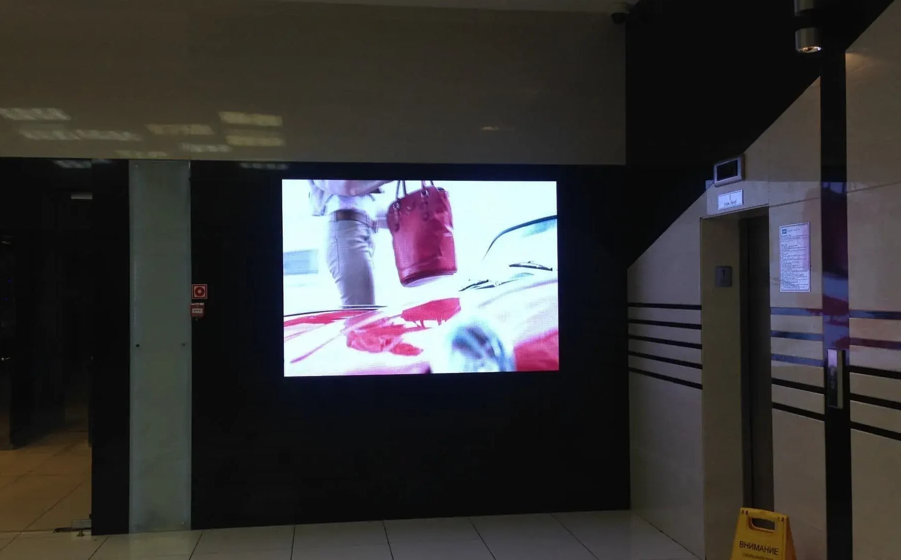 LED‑экран с малым шагом пикселя и яркостью 1200 кд в холле БЦ Челябинск‑Сити на улице Кирова 159