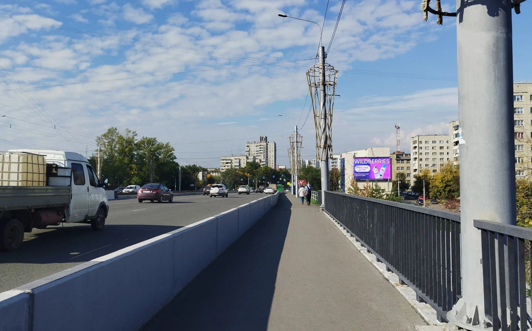 Установленный рекламный экран