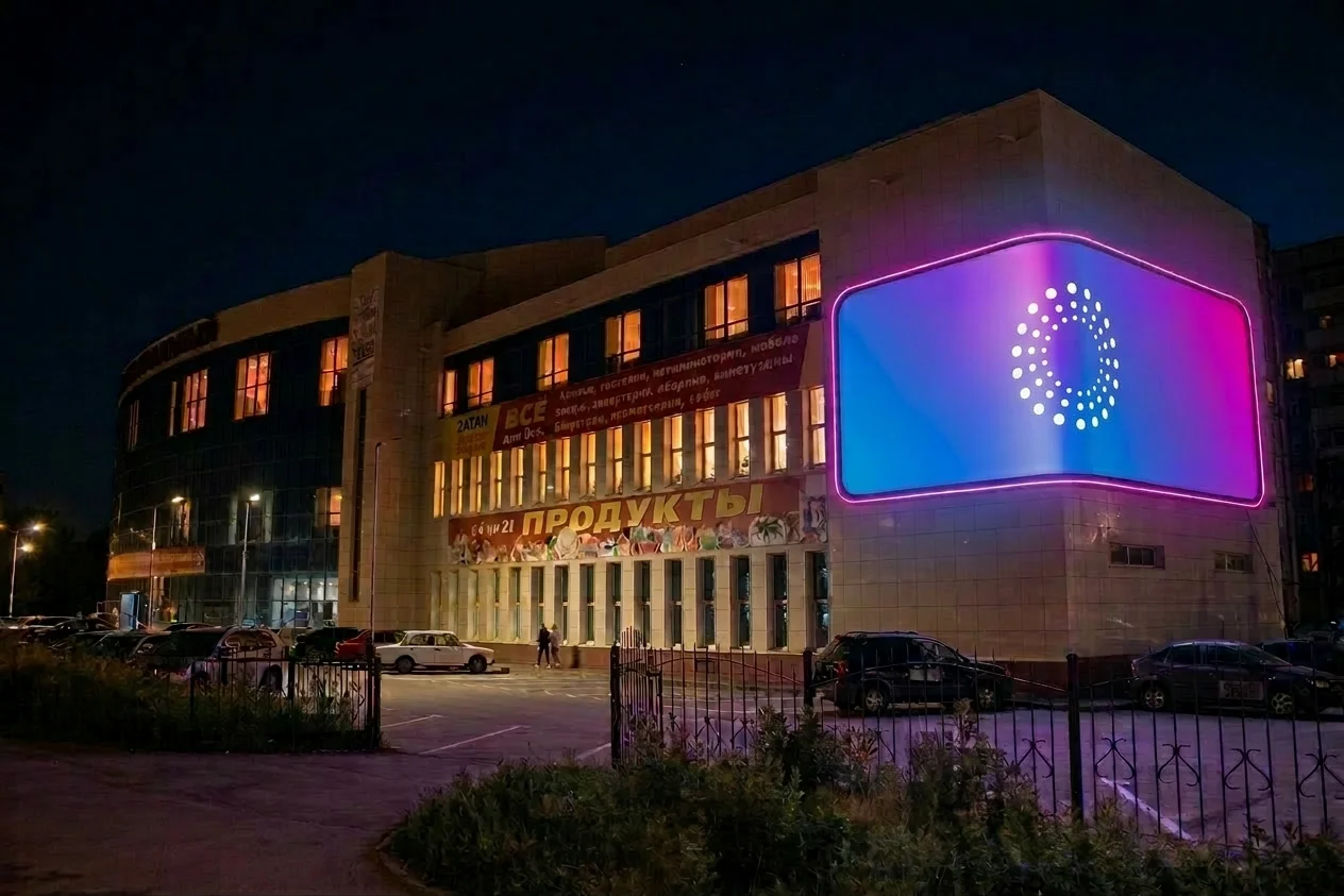 лед экран на фасаде здания