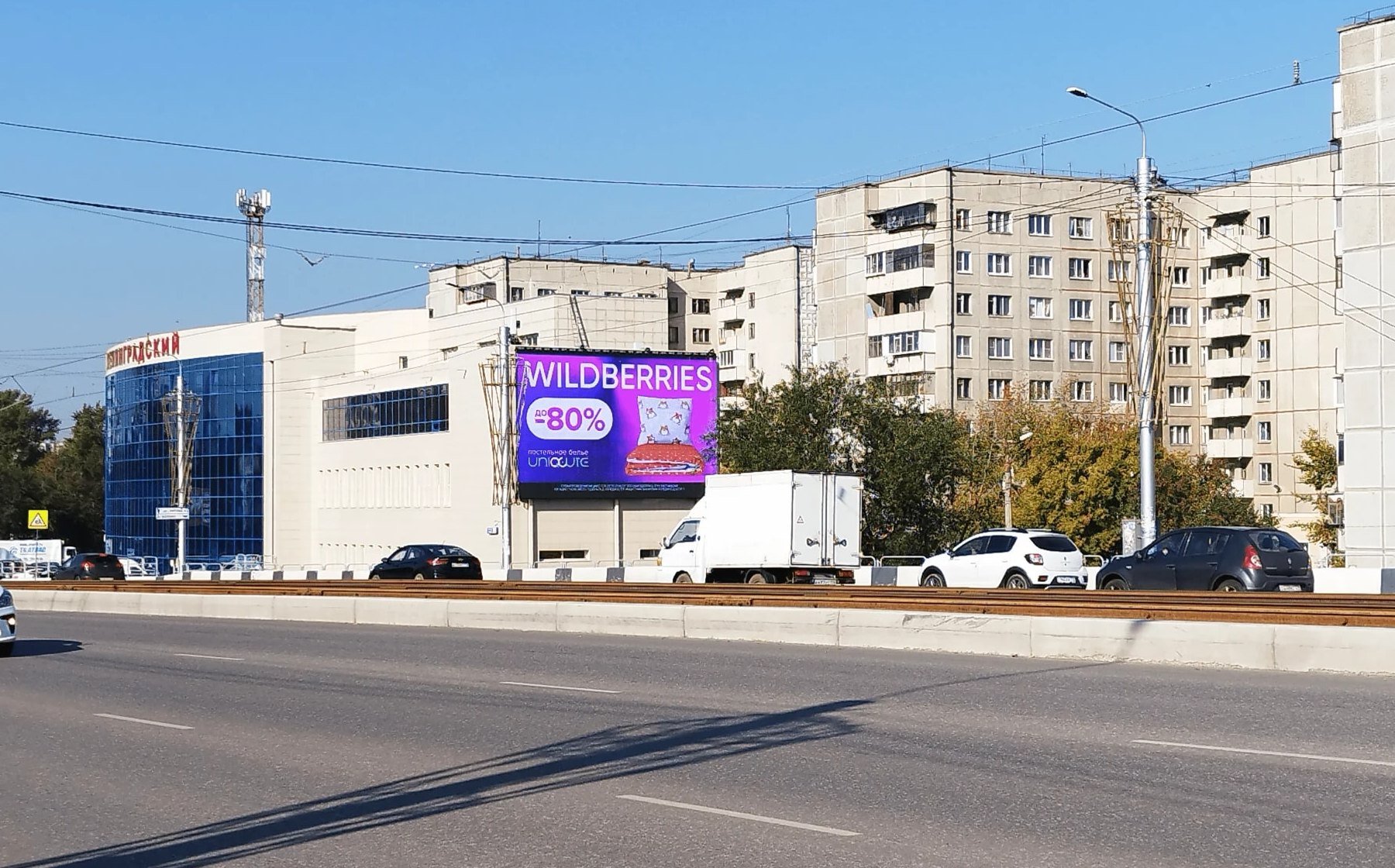 Установленный рекламный экран