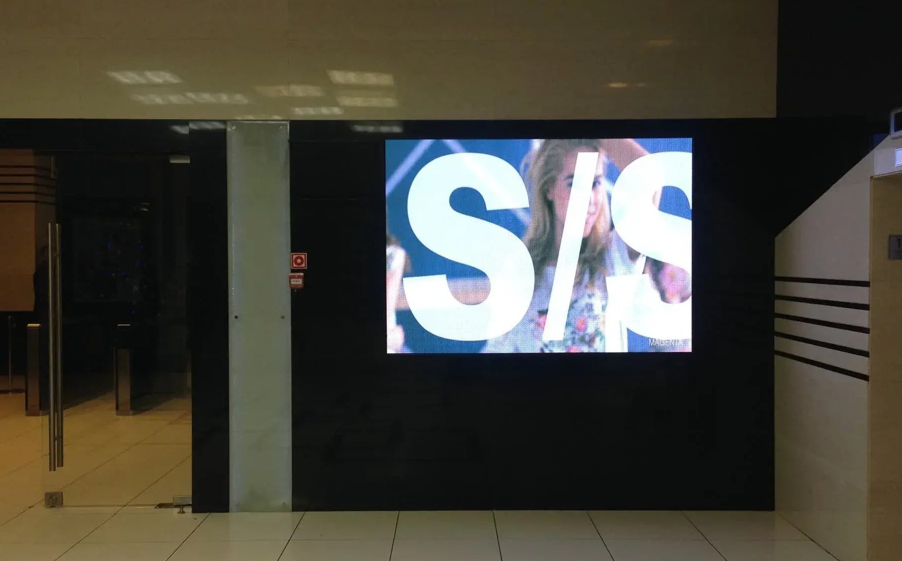 LED‑экран с малым шагом пикселя и яркостью 1200 кд в холле БЦ Челябинск‑Сити на улице Кирова 159