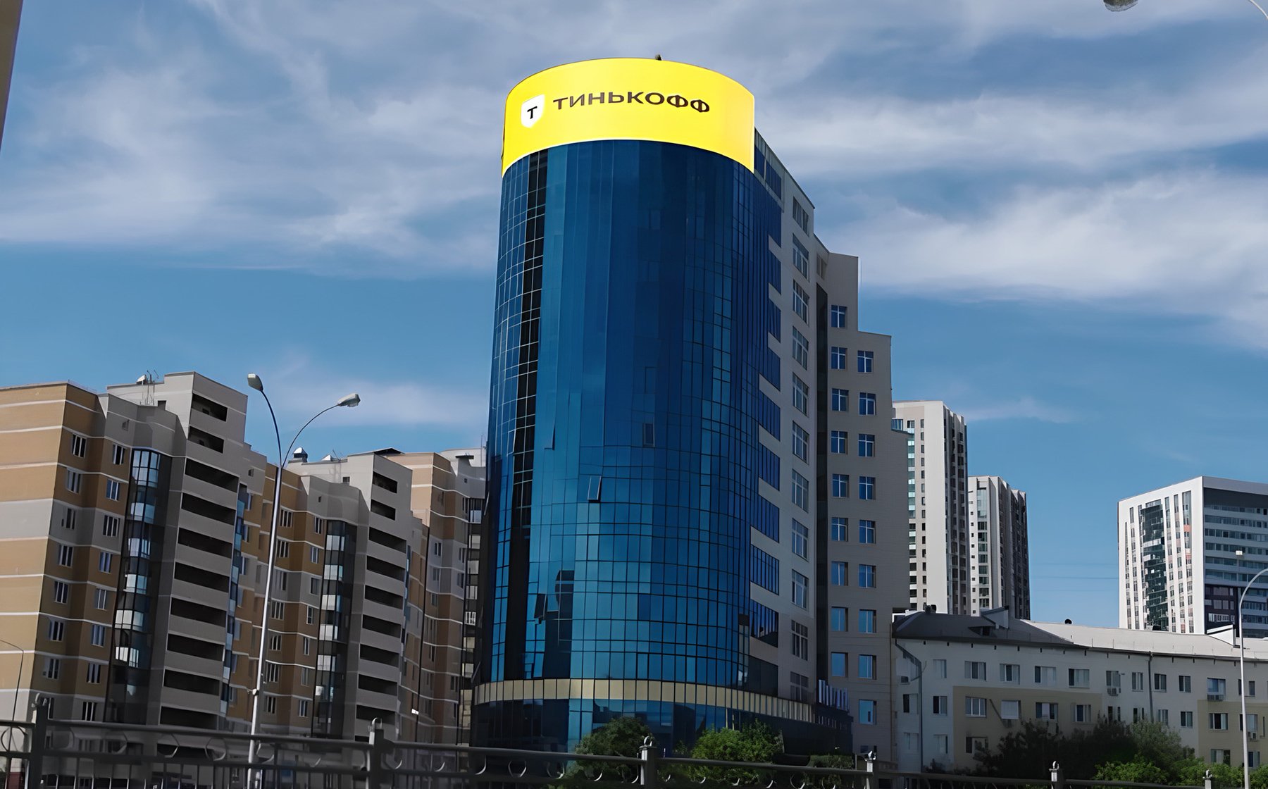 Установка большого рекламного экрана на бизнес центре