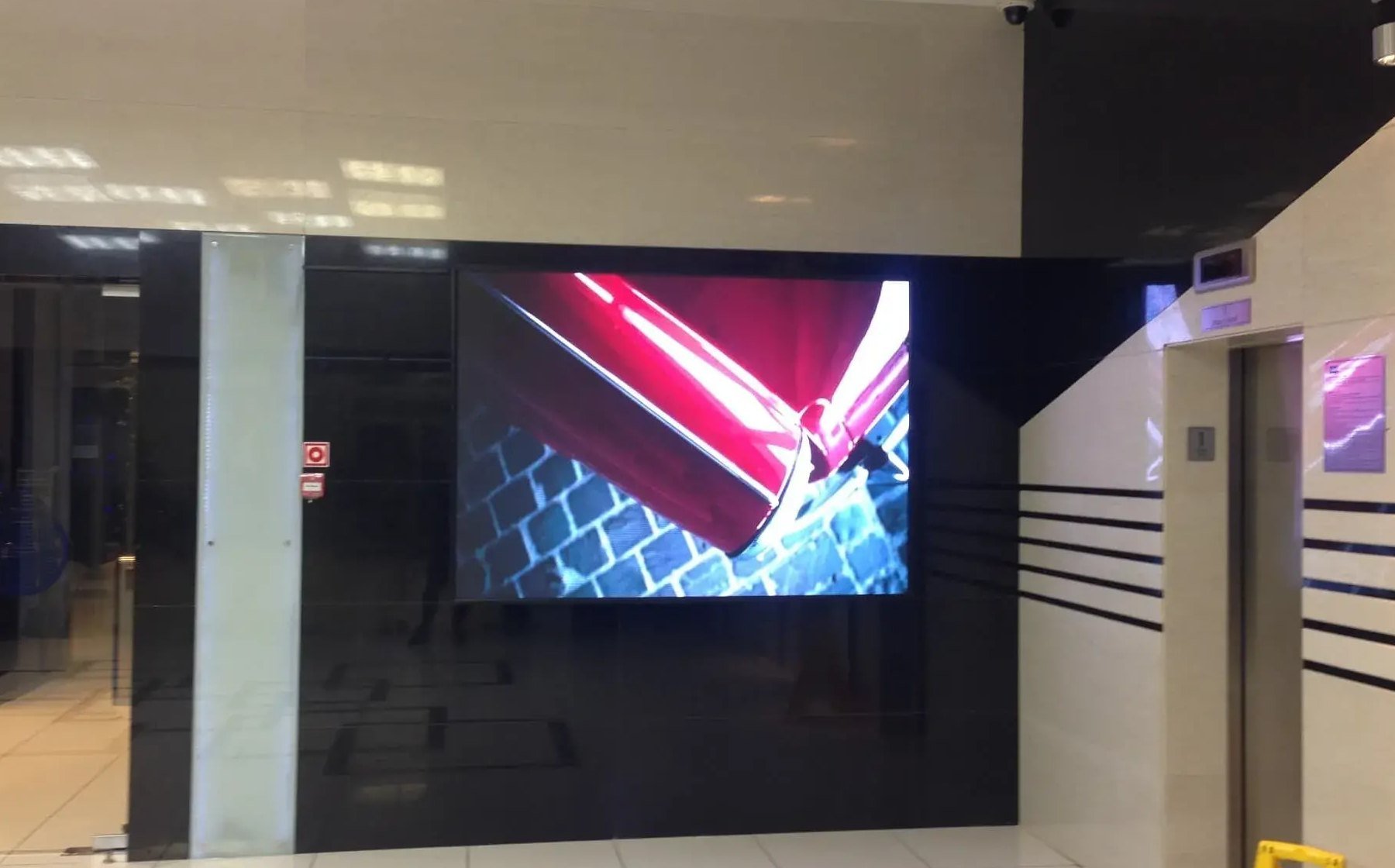 LED‑экран с малым шагом пикселя и яркостью 1200 кд в холле БЦ Челябинск‑Сити на улице Кирова 159