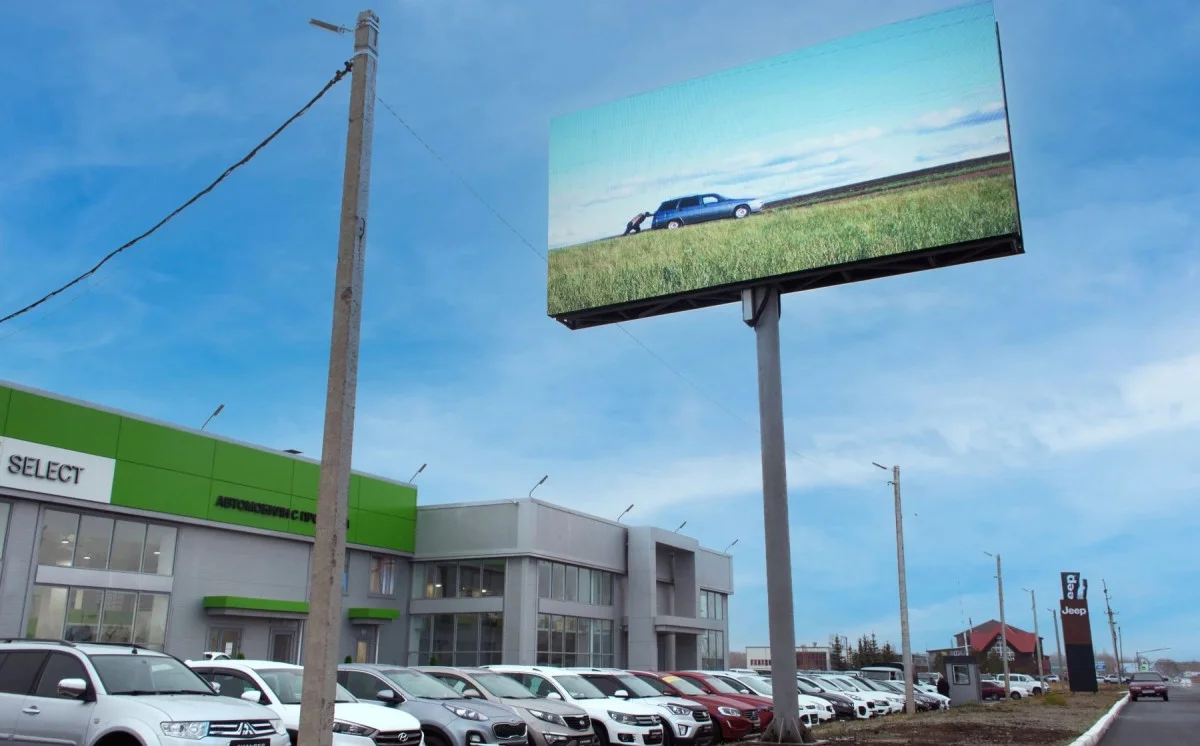 Светодиодный билборд p8 у автосалона на трассе Магнитогорск–Аэропорт