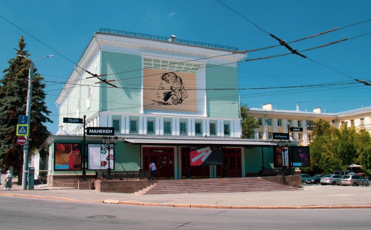 Обзор установленного фасада на театре МАНЕКЕН