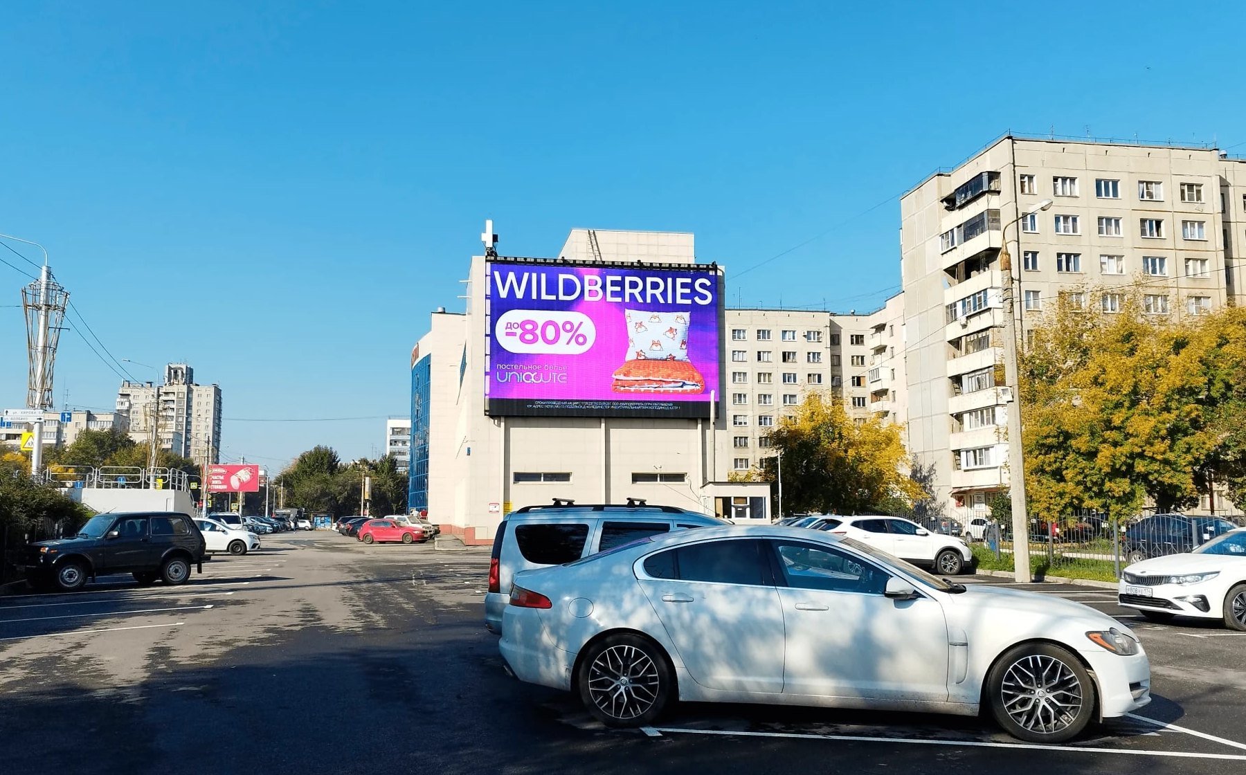 Установленный рекламный экран